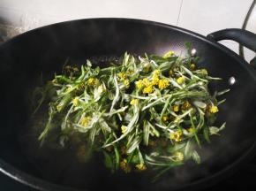 锅里放适量水，加入小苏打，烧开后加入鼠曲草汆烫颜色变深