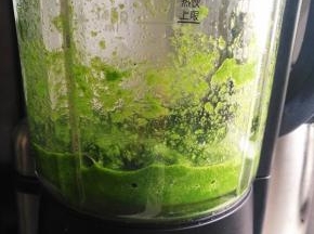 将鼠曲草放入破壁机搅碎