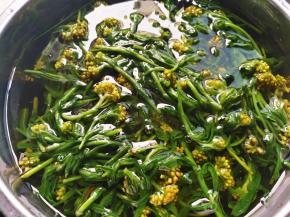 立即捞出过凉水冷却