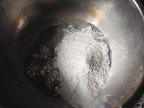 将澄粉加入开水和白糖