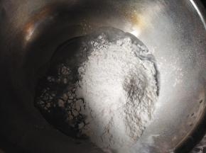 将澄粉加入开水和白糖