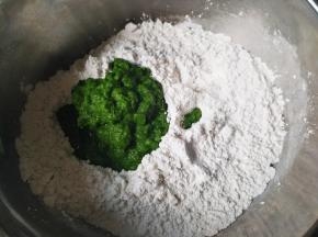 在糯米粉中加入鼠曲草浆