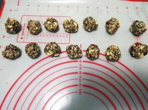 将五仁馅平均分成14份，搓圆