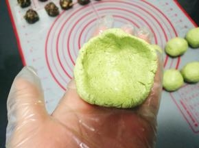 将取一个小面团用手指整成小碗状