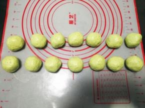 将鼠曲草面团平均分成14份，搓圆