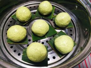 蒸屉上铺山姜叶，摆上青团