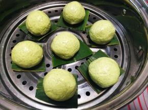 蒸屉上铺山姜叶，摆上青团