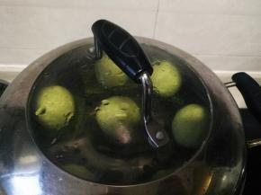 蒸锅加适量水，烧开后放入青团中小火蒸15分钟
