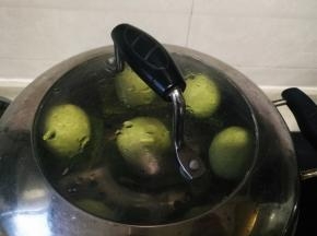 蒸锅加适量水，烧开后放入青团中小火蒸15分钟
