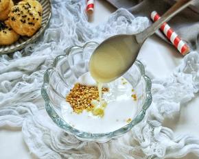 一勺鹰唛炼奶。