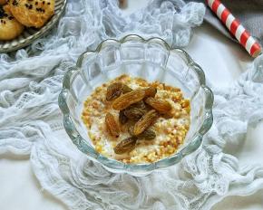 加洗净的葡萄干。