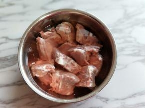 首先将小排冷水冲洗干净，再用冷水浸泡，泡出血水，当中看到水浑浊后就可以换水。