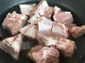 泡过的小排焯水，冷水入锅大火烧开。