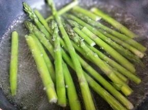 芦笋焯水，水烧开后放入芦笋，再次烧开立即捞出，过冷水。