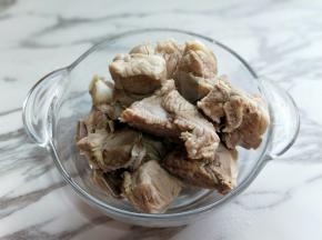 这时焯水的小排也好了，捞出后冷水冲洗。冲洗干净的小排。