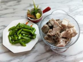 准备工作完成，葱姜蒜去皮切好。