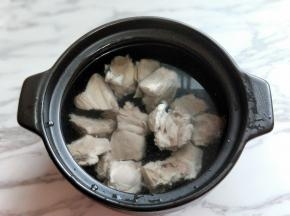 砂锅中加入清水，再加入焯过水的小排。