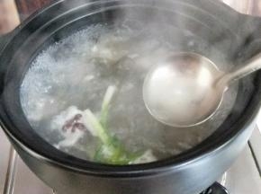 大火烧开后用汤勺撇出沫子，转小火盖上盖子慢炖35分钟。