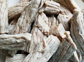 泡好的牛肉条用开水烫几分钟，洗干净（不要用水煮哦）