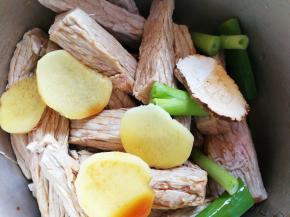 放入生抽和姜葱