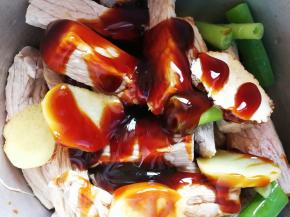 倒入适量的蚝油