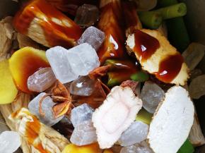 放入冰糖，八角，白芷