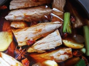 加一点清水，滴几滴香油，用高压锅压30分钟左右