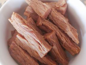 用筷子将熟牛肉条捡出来