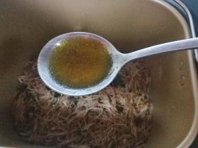 放进面包机桶里面，挖两小勺煮牛肉时的汤，交给面包机吧，开启果酱模式，一个程序结束后，继续开始果酱程序，第二个程序二十分钟左右就差不多了