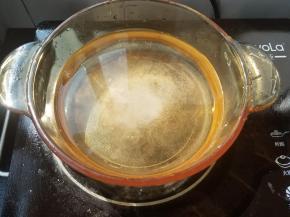 准备一锅清水，加一点盐烧开。