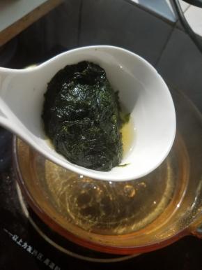 当水慢慢出现小气泡的时候加入下锅烂。