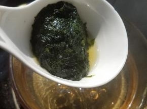 当水慢慢出现小气泡的时候加入下锅烂。
