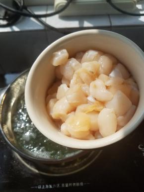 水开后加入干贝。