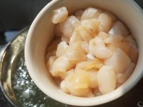 水开后加入干贝。
