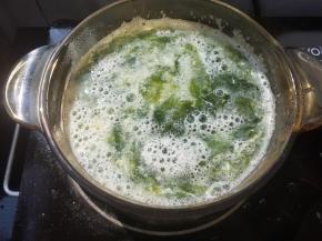 加入干贝后的汤水再次即将沸腾前，淋入蛋液。