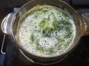 加入干贝后的汤水再次即将沸腾前，淋入蛋液。