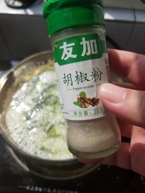 加入一点白胡椒粉。