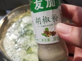加入一点白胡椒粉。
