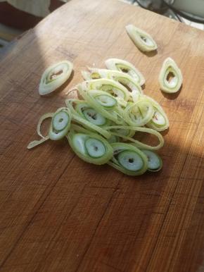 准备一点葱花，有小葱最佳。