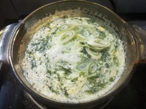 汤水沸腾后加入葱花。