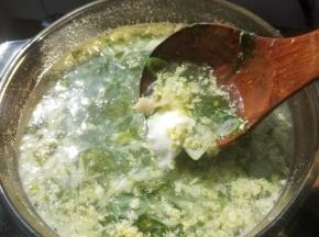 加入水淀粉后轻轻搅拌两下，即可关火，一道非常简单的家常靓汤就完成了。
