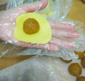 取一个皮用掌心按扁，再按大些，厚薄要均匀，以刚好包下一个馅略大些为宜。