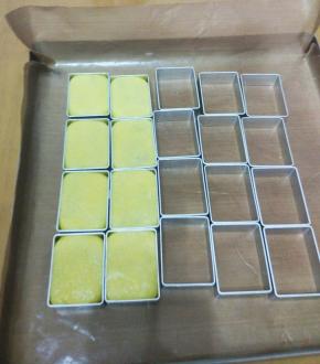 稍微搓长一点，放入模具，用掌心压平。