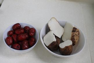 红枣清洗干净，山药洗去外皮泥土，切成小块。然后将红枣和山药上笼蒸熟透。

