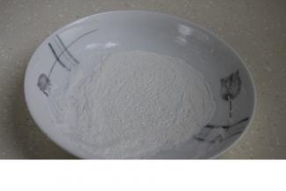 取一些糯米粉，或粘米粉、玉米淀粉、藕粉都可以啊，用微波炉叮3-4分钟断生。
