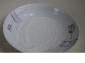 取一些糯米粉，或粘米粉、玉米淀粉、藕粉都可以啊，用微波炉叮3-4分钟断生。
