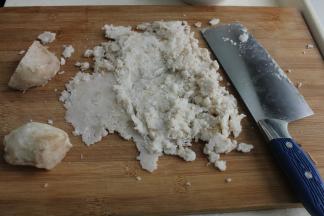 蒸好的山药取出，剥去外皮，用刀拍打碾压成泥。
