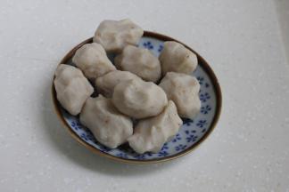 如果觉得山药粘性不足，又比较干的话，可以加少量的牛奶和刚才微波炉叮的粉。份量多少根据实际情况，300克的山药泥，我用了5克粉，80毫升的牛奶和20克白糖。
将调好的山药面团分成约30克一个的小剂子。
