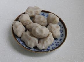如果觉得山药粘性不足，又比较干的话，可以加少量的牛奶和刚才微波炉叮的粉。份量多少根据实际情况，300克的山药泥，我用了5克粉，80毫升的牛奶和20克白糖。
将调好的山药面团分成约30克一个的小剂子。
