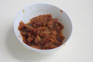 红枣剥去外皮，去除枣核。
